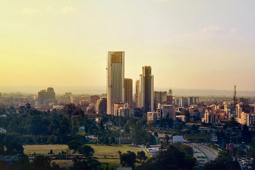 Lo skyline di Nairobi nell'ora dorata, con moderni grattacieli che si stagliano sul verde dei parchi