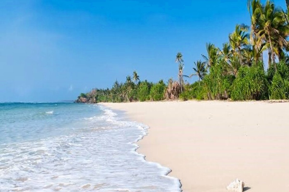 Sabbia bianca e finissima e Diani Beach fiancheggiata da palme sull'Oceano Indiano, la fuga costiera del safari