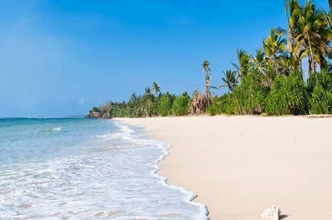 Sabbia bianca e finissima e Diani Beach fiancheggiata da palme sull'Oceano Indiano, la fuga costiera del safari